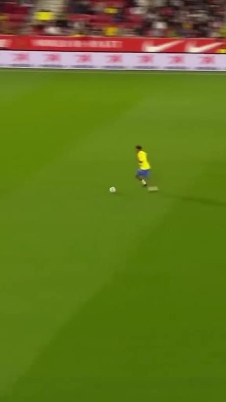 45歲還開掛！小羅再現牛尾巴過人，微笑單挑門將輕松打進